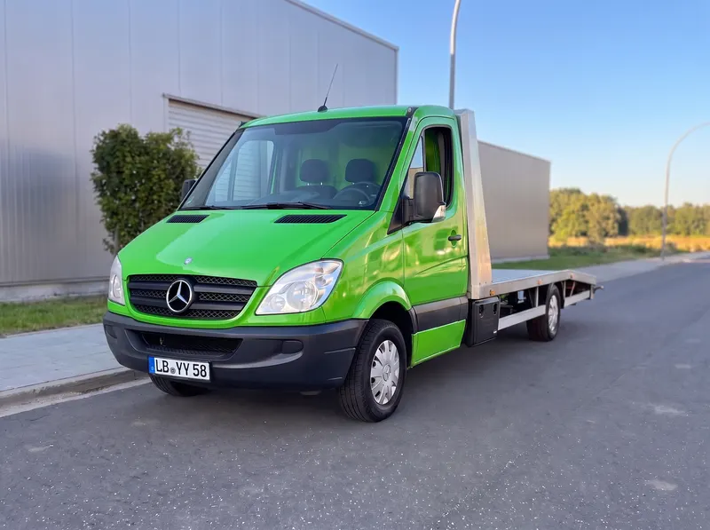 Der grüne Abschleppwagen von Kfz Service Altay mit Alu-Ladefläche am Straßenrand