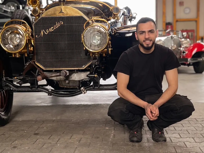 Porträt in der Werkstatt vor einem historischen Mercedes-Oldtimer