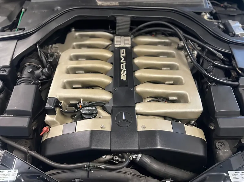 Geöffneter Motorraum eines Mercedes-Benz mit AMG-Zwölfzylinder